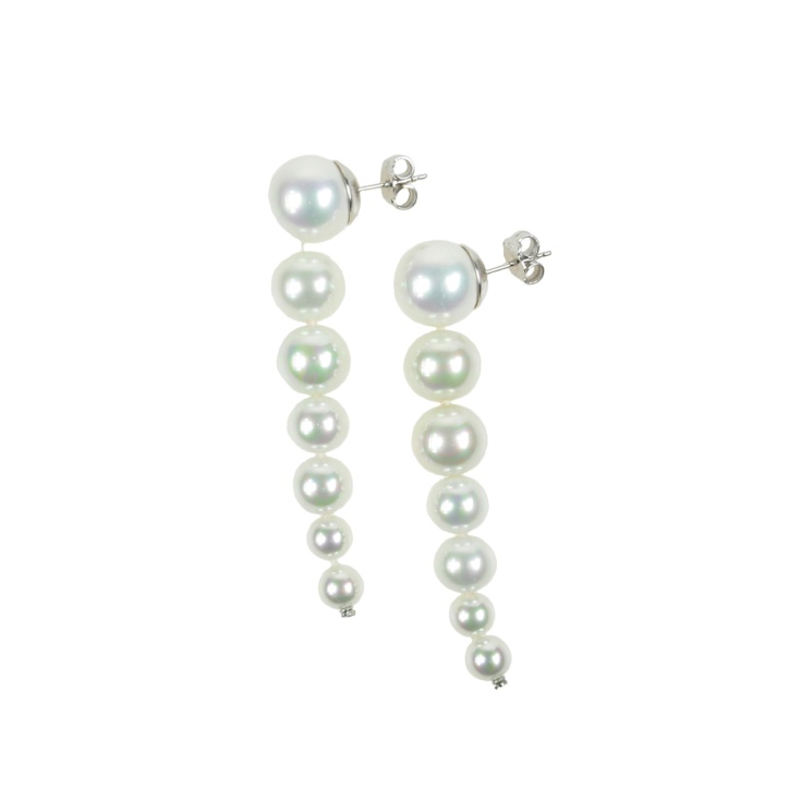 Classic earrings with diminishing white pearls