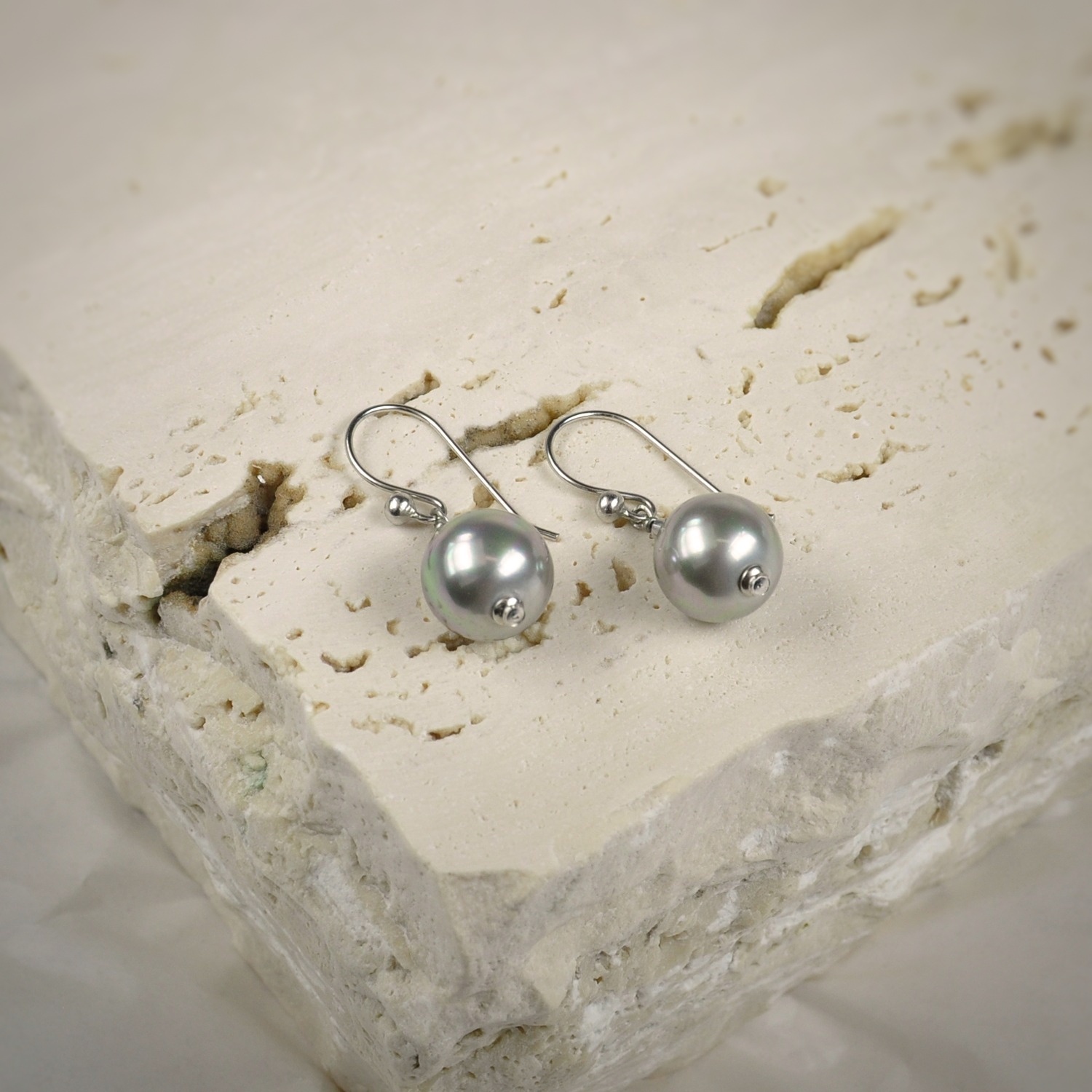 Hook earrings with grey pearls 1