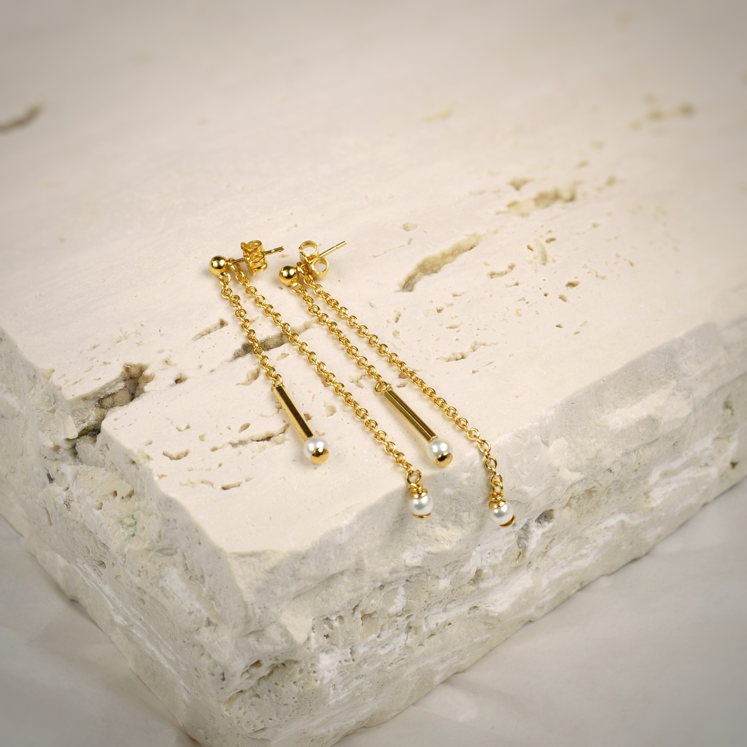 Pendientes bañadas en oro con perlas blancas 1
