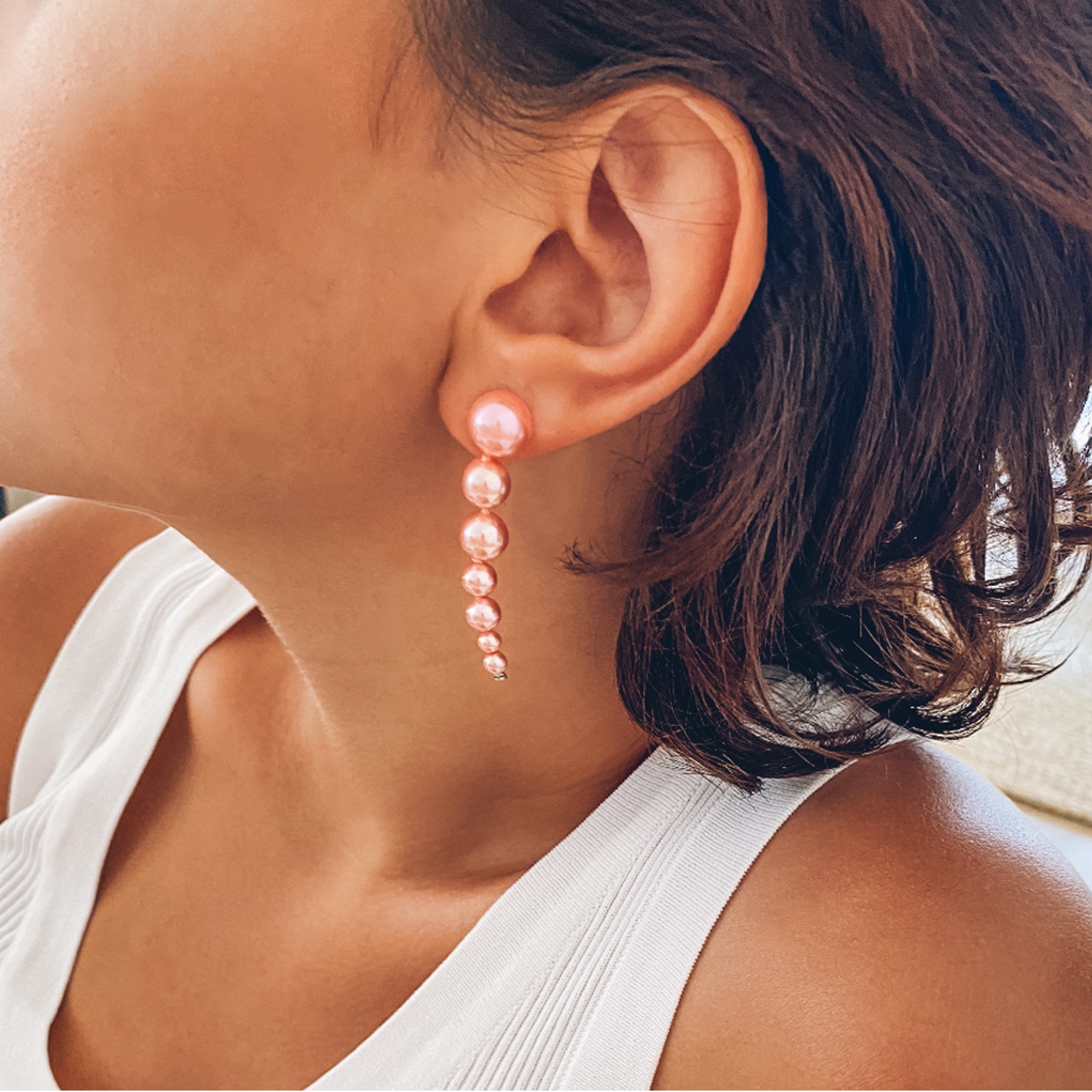 Classic earrings with diminishing white pearls 1