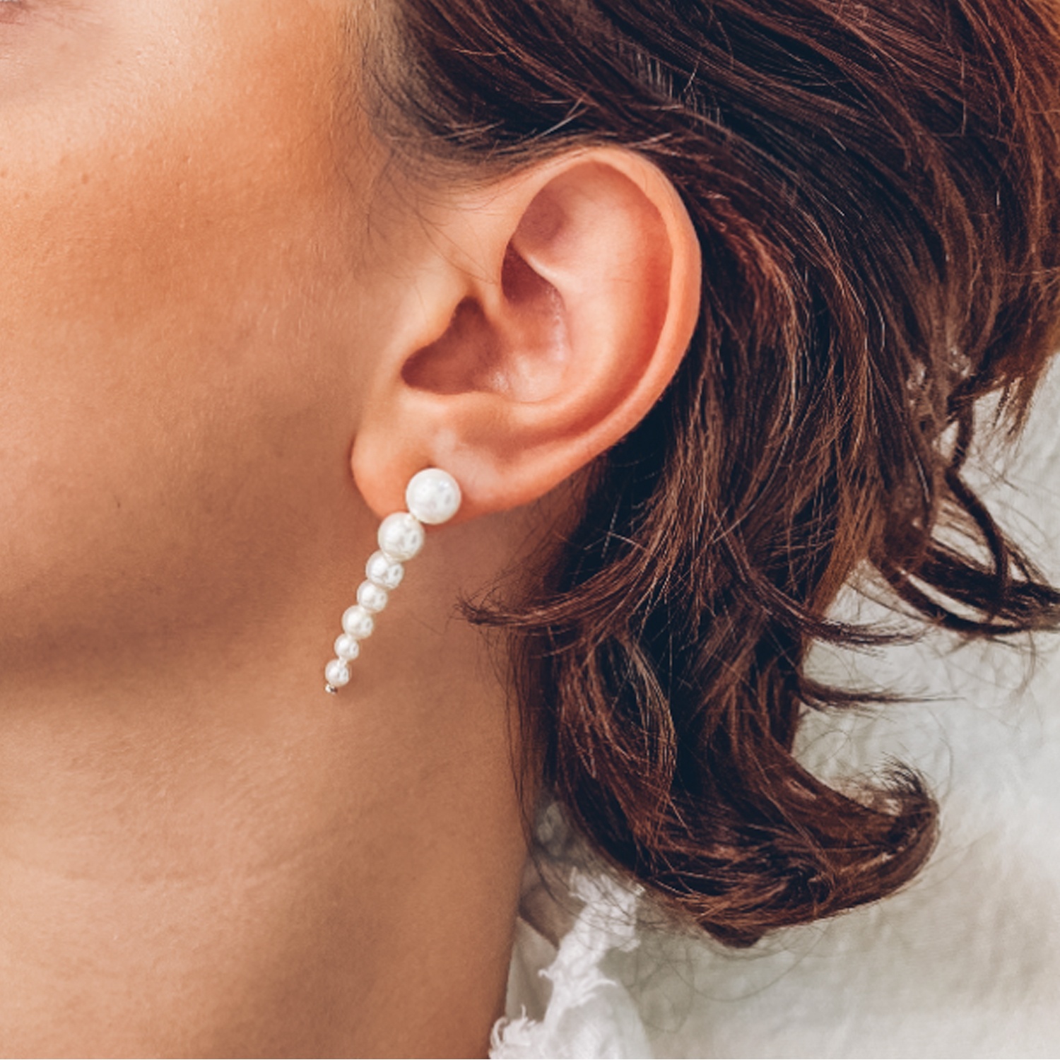 Klassische Ohrringe mit abgestuften weissen Perlen. 1