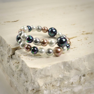 Armband mit Perlen in Weiss, Grau, Kupferfarbe und Schwarz. 2