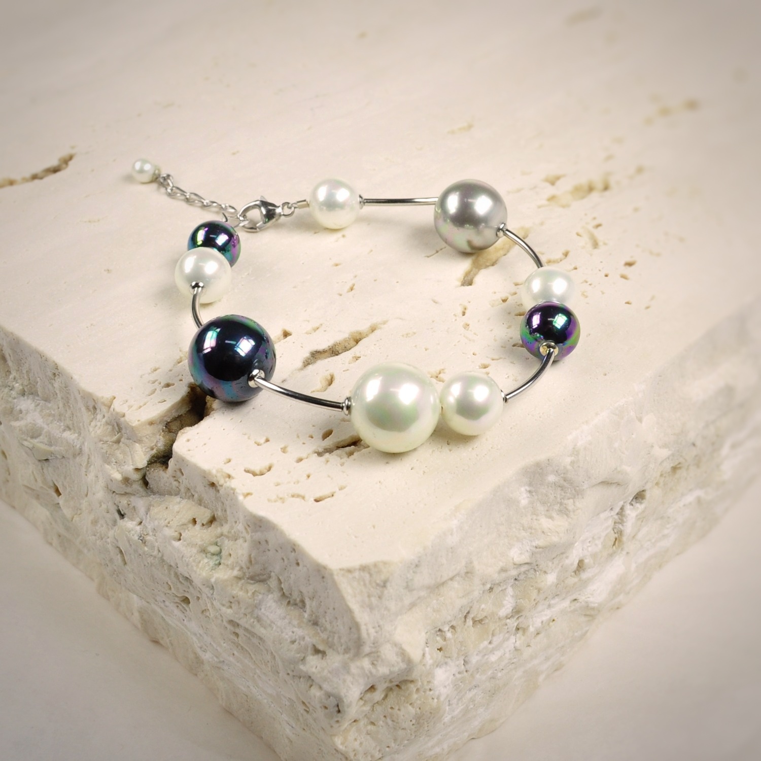 Armband mit Perlen in Weiss, Grau und Schwarz 1