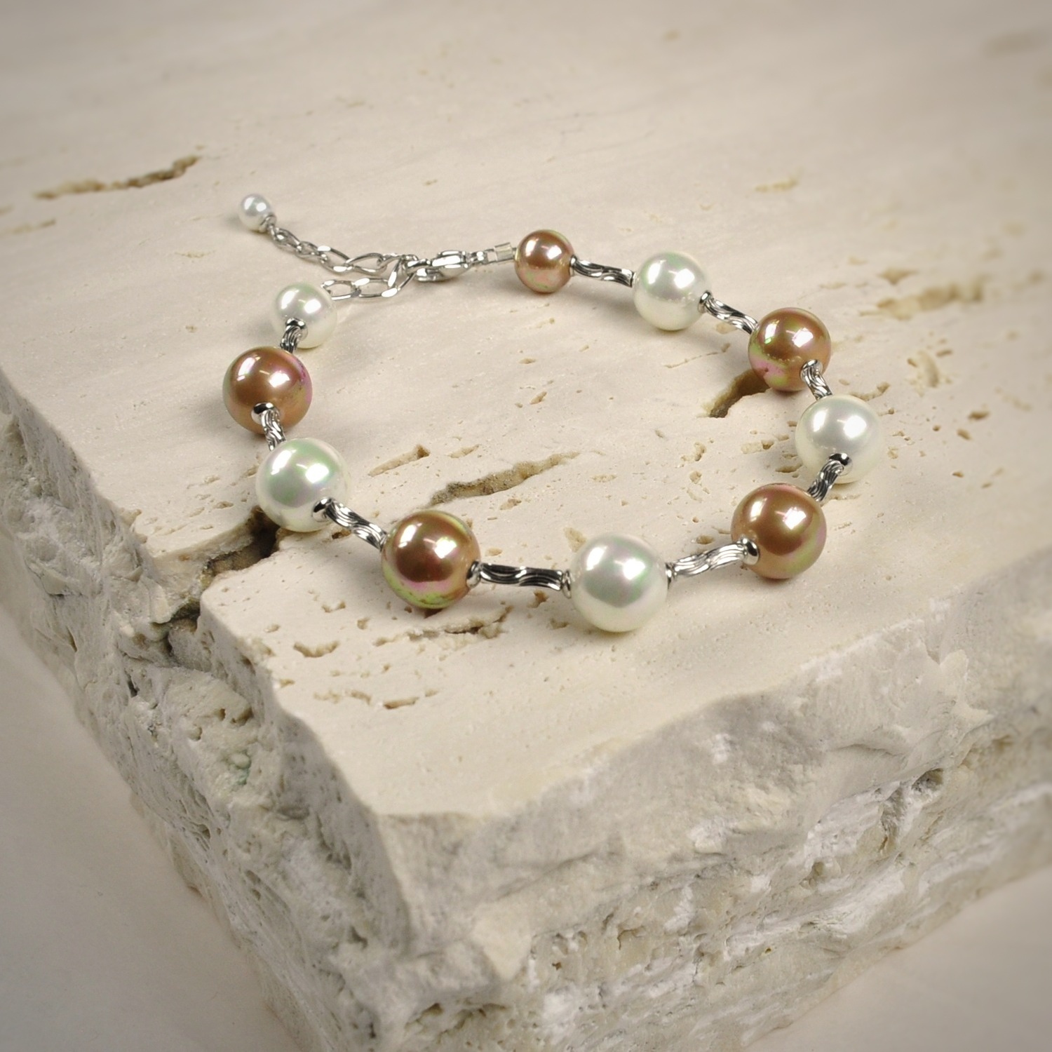 Pulsera de perlas en tonos blanco y cobre 2