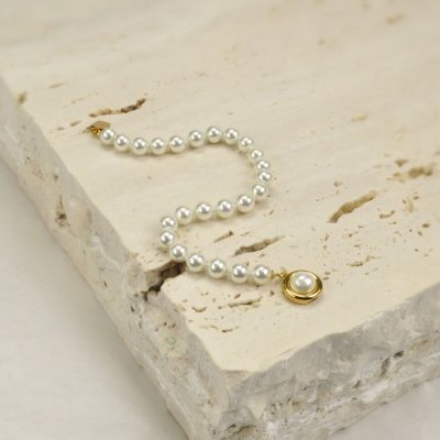Klassische Perlenarmband mit Perlen in 6 mm.