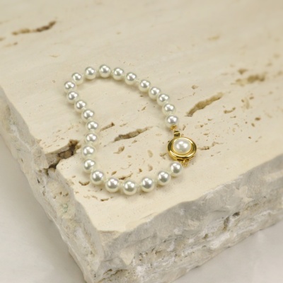 Klassische Perlenarmband mit Perlen in 6 mm.