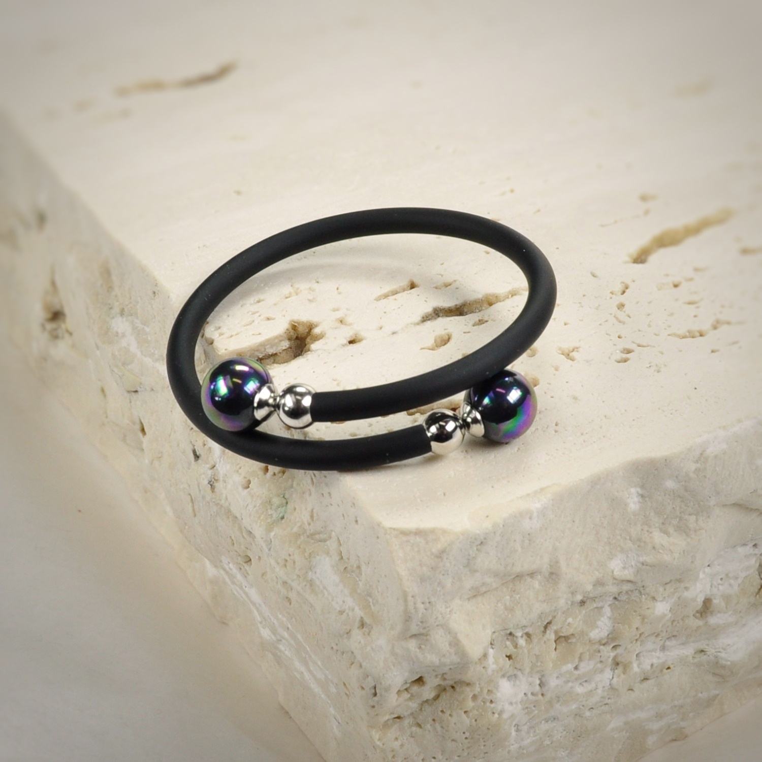 Rubber bracelet with black Pearls 2