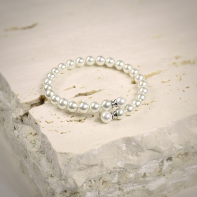 Klassisches Armband mit Perlen in Weiss. 2