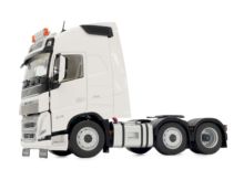 MARGE MODELS 1:32 Camion VOLVO FH5 6X2 CLEAR WHITE - Ítem1