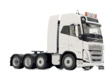 MARGE MODELS 1:32 Camion VOLVO FH5 8X4 CLEAR WHITE - Ítem1