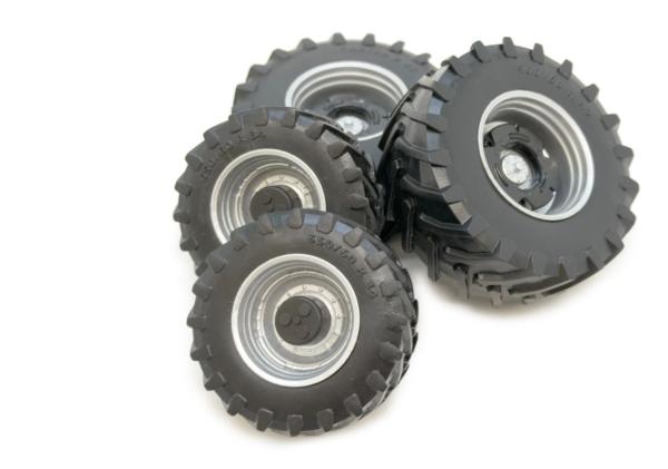 MARGE MODELS 1:32 Juego de Ruedas TRELLEBORG 900-60 R42 CON LLANTAS GRISES - Ítem1