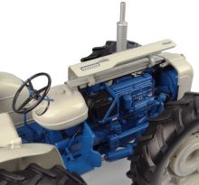 UNIVERSAL HOBBIES 1:16 Tractor FORD COUNTY SUPER 4 - Ítem2
