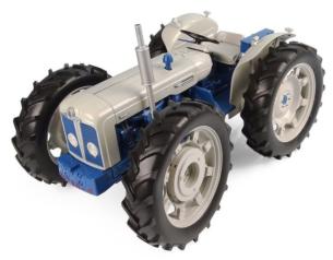 UNIVERSAL HOBBIES 1:16 Tractor FORD COUNTY SUPER 4