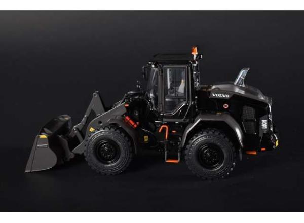 AT COLLECTIONS 1:32 Pala Cargadora VOLVO L60H EDICION NEGRA SERIE LIMITADA - Ítem1