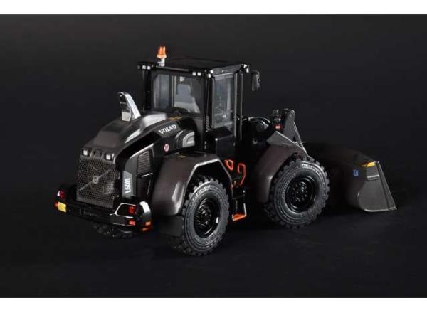 AT COLLECTIONS 1:32 Pala Cargadora VOLVO L60H EDICION NEGRA SERIE LIMITADA - Ítem2