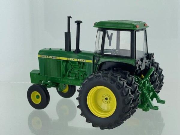 BRITAINS 1:32 Tractor JOHN DEERE 4440 2WD CON DOBLE RUEDA TRASERA EDICION LIMITADA 2500 UNIDADES - Ítem1