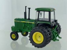 BRITAINS 1:32 Tractor JOHN DEERE 4440 2WD CON DOBLE RUEDA TRASERA EDICION LIMITADA 2500 UNIDADES - Ítem1