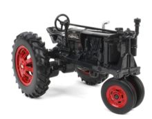 ERTL 1:16 Tractor FARMALL F-20 GRIS - Ítem1