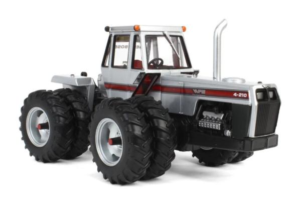 ERTL 1:32 Tractor BLANCO 4-210 4WD CON RUEDAS GEMELAS MUSEO NACIONAL DEL JUGUETE 2024 - Ítem1
