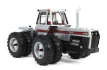 ERTL 1:32 Tractor BLANCO 4-210 4WD CON RUEDAS GEMELAS MUSEO NACIONAL DEL JUGUETE 2024 - Ítem1