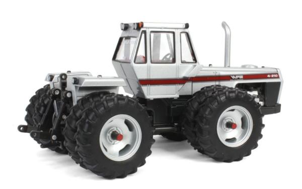 ERTL 1:32 Tractor BLANCO 4-210 4WD CON RUEDAS GEMELAS MUSEO NACIONAL DEL JUGUETE 2024 - Ítem2