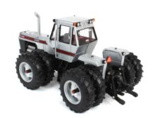 ERTL 1:32 Tractor BLANCO 4-210 4WD CON RUEDAS GEMELAS MUSEO NACIONAL DEL JUGUETE 2024 - Ítem3