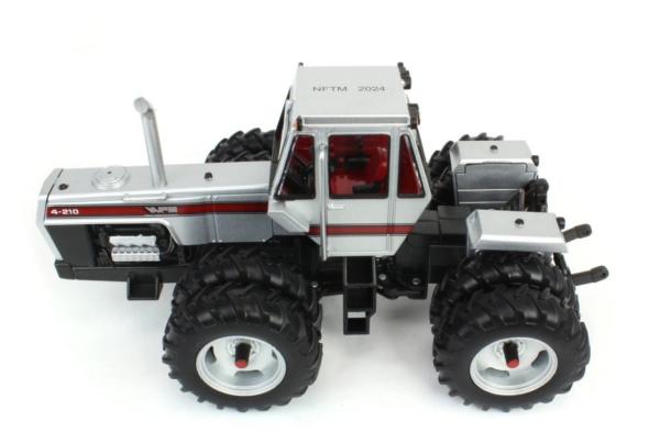 ERTL 1:32 Tractor BLANCO 4-210 4WD CON RUEDAS GEMELAS MUSEO NACIONAL DEL JUGUETE 2024 - Ítem4