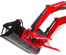 UNIVERSAL HOBBIES 1:32 Tractor MASSEY FERGUSON 5M.145 CON PALA FRONTAL 2025 - Ítem5