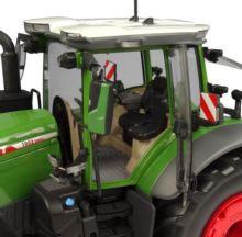 UNIVERSAL HOBBIES 1:32 Tractor FENDT 1052 VARIO 2026 VERSION EUROPEA - Ítem4