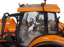 UNIVERSAL HOBBIES 1:32 Tractor DEUTZ-FAHR 6150.4 TTV CON PALA CARGADORA STOLL 43-27 VERSION COMMUNAL EDICION LIMITADA 750 UNIDADES - Ítem5