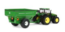ERTL 1:32 Tractor JOHN DEERE 8R 340 CON REMOLQUE DE GRANO J&M 875 - Ítem1