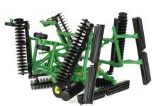 ERTL 1:32 Cultivador de rastrojo JOHN DEERE 2633VT - Ítem4