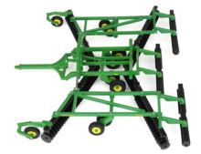 ERTL 1:32 Cultivador de rastrojo JOHN DEERE 2633VT - Ítem3