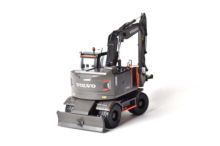 AT COLLECTIONS 1:32 Excavadora VOLVO EWR150E CON RUEDAS NOKIAN GROUD KARE EDICION NEGRA - Ítem1