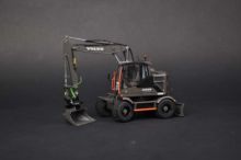 AT COLLECTIONS 1:32 Excavadora VOLVO EWR150E CON RUEDAS NOKIAN GROUD KARE EDICION NEGRA - Ítem2
