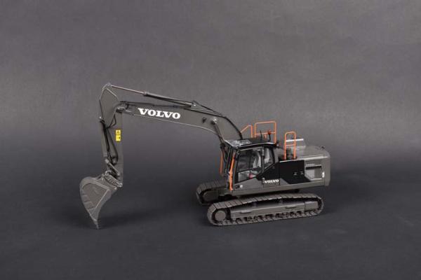 AT COLLECTIONS 1:32 Excavadora VOLVO EC220E EDICION NEGRA CON CADENAS EDICION LIMITADA 999 UNIDADES - Ítem3