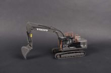 AT COLLECTIONS 1:32 Excavadora VOLVO EC220E EDICION NEGRA CON CADENAS EDICION LIMITADA 999 UNIDADES - Ítem3
