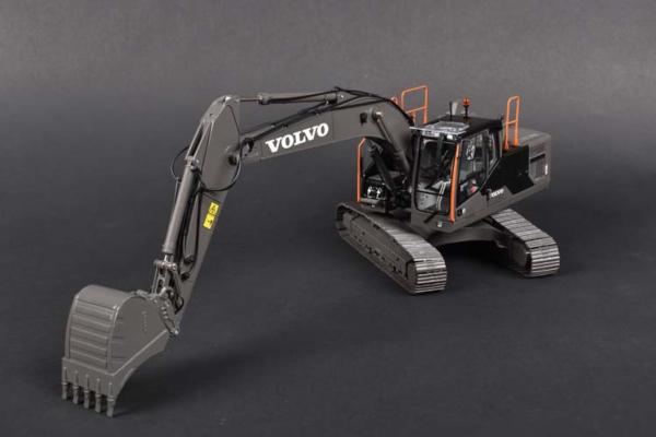 AT COLLECTIONS 1:32 Excavadora VOLVO EC220E EDICION NEGRA CON CADENAS EDICION LIMITADA 999 UNIDADES - Ítem4