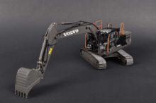 AT COLLECTIONS 1:32 Excavadora VOLVO EC220E EDICION NEGRA CON CADENAS EDICION LIMITADA 999 UNIDADES - Ítem4