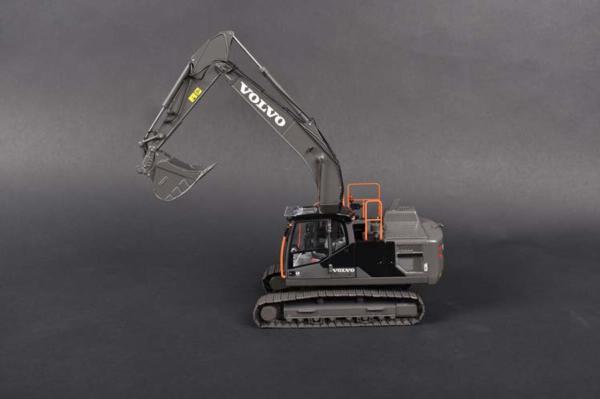 AT COLLECTIONS 1:32 Excavadora VOLVO EC220E EDICION NEGRA CON CADENAS EDICION LIMITADA 999 UNIDADES - Ítem5
