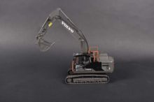 AT COLLECTIONS 1:32 Excavadora VOLVO EC220E EDICION NEGRA CON CADENAS EDICION LIMITADA 999 UNIDADES - Ítem5