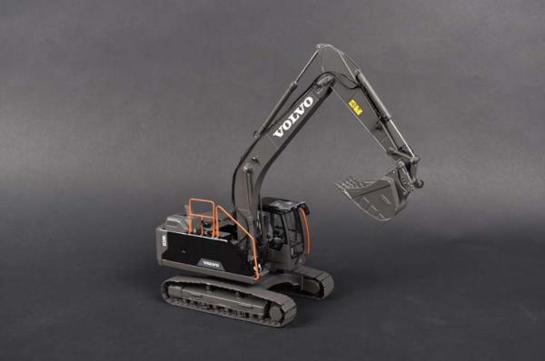 AT COLLECTIONS 1:32 Excavadora VOLVO EC220E EDICION NEGRA CON CADENAS EDICION LIMITADA 999 UNIDADES - Ítem6