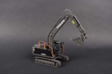 AT COLLECTIONS 1:32 Excavadora VOLVO EC220E EDICION NEGRA CON CADENAS EDICION LIMITADA 999 UNIDADES - Ítem6