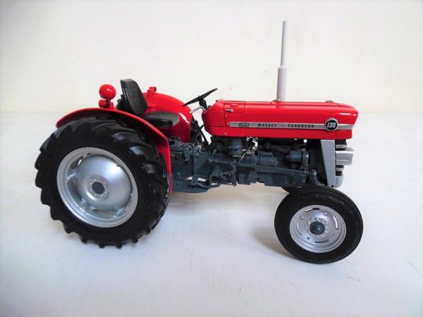 UNIVERSAL HOBBIES 1:16 Tractor MASSEY FERGUSON 135 - Ítem2