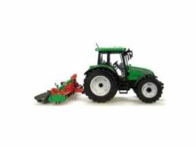 UNIVERSAL HOBBIES 1:32 Tractor VALTRA C CON PROSOL POWER HARROW - Ítem1
