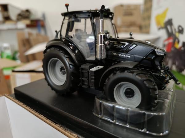 UNIVERSAL HOBBIES 1:32 Tractor DEUTZ-FAHR 6150 RVSHIFT WARRIOR EDICION GLOSS BLACK EDICION LIMITADA 1000 UNIDADES - Ítem1