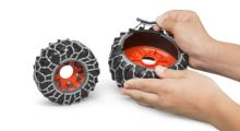 BRUDER 1:16 Tractor CLAAS AXION 950 CON CADENAS Y PALA QUITANIEVE - Ítem4