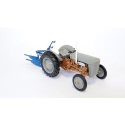 UNIVERSAL HOBBIES 1:32 Tractor FERGUSON FE-35 CON ARADO RANSOMES EDICION LIMITADA 1000 UNIDADES