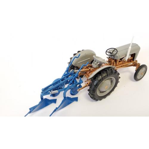 UNIVERSAL HOBBIES 1:32 Tractor FERGUSON FE-35 CON ARADO RANSOMES EDICION LIMITADA 1000 UNIDADES - Ítem1