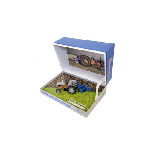 UNIVERSAL HOBBIES 1:32 Tractor FERGUSON FE-35 CON ARADO RANSOMES EDICION LIMITADA 1000 UNIDADES - Ítem3